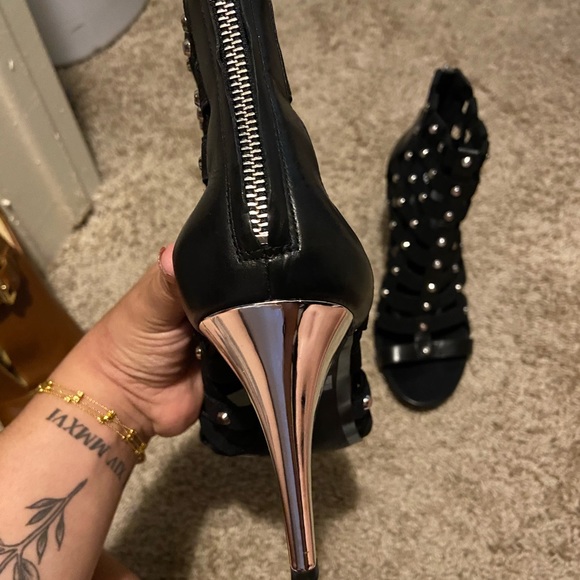 Stunning peep toe cages booties!! 💯💯 - Picture 3 of 7